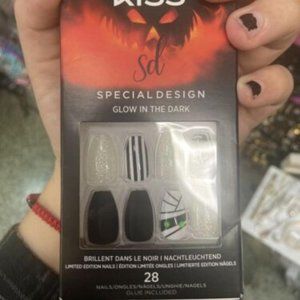KISS Special Design & Glow In The Dark 28 Pc Halloween False Nails Ghoul Glitter